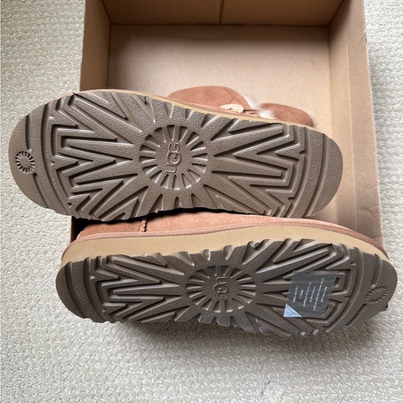 UGG Bailey Button II - Picture 5 of 9